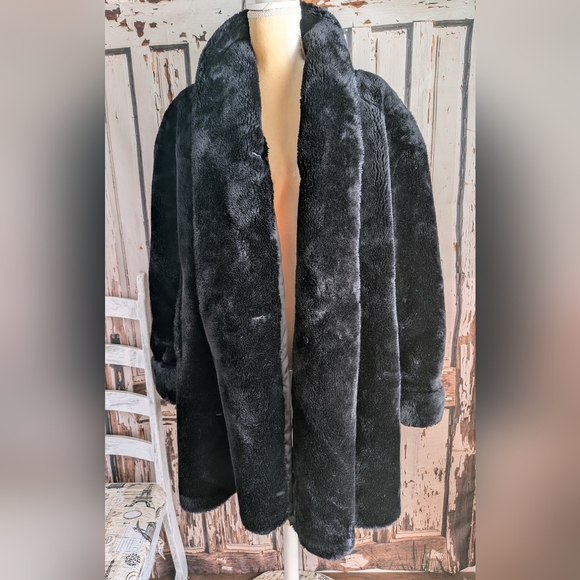 Monterey fashions Faux fur coat - Picture 1 of 15